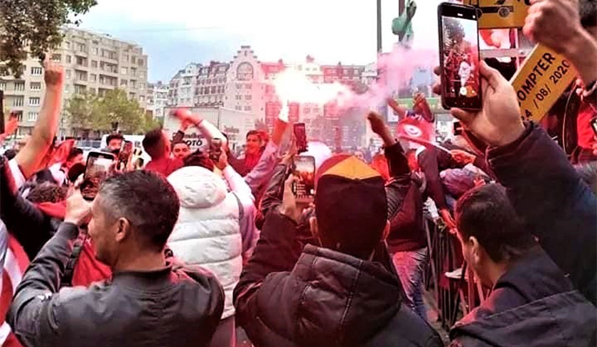 Les supporters tunisiens mettent l'ambiance au Parc des Princes pour le match Tunisie - Brésil
