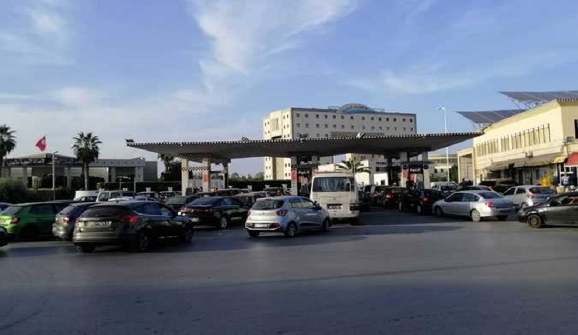 De longues files dattente devant les stations-service en Tunisie 
