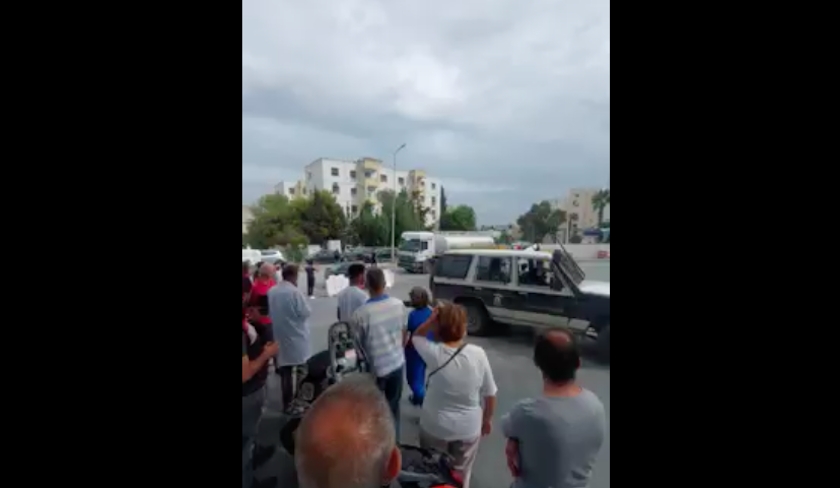 La police escorte les camions citernes remplis de carburant