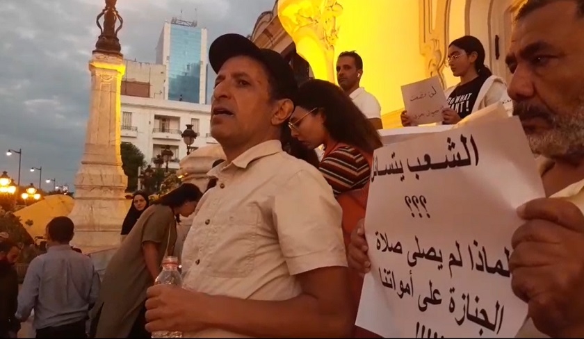 Des citoyens rassembls devant le thtre municipal en soutien aux familles des migrants repchs  Zarzis