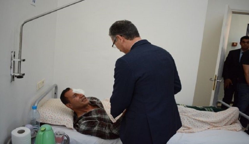 Taoufik Charfeddine rend visite à un sécuritaire blessé