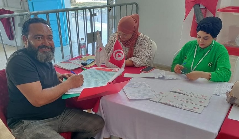 Grand fan du président, Atef Ben Hassine présente sa candidature aux législatives