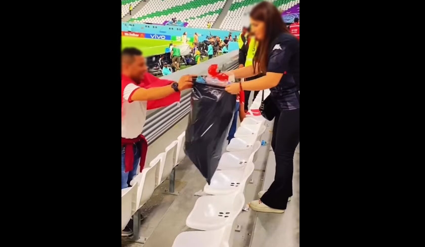 Qatar - Les supporters tunisiens nettoient les gradins  la fin du match Tunisie-Danemark