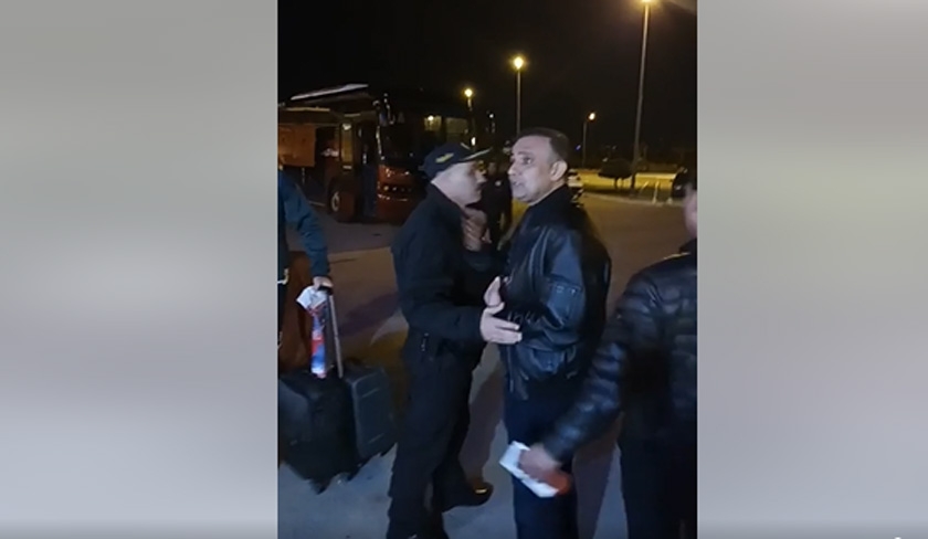 Wadie Jary quitte l’aéroport escorté d’un agent de police