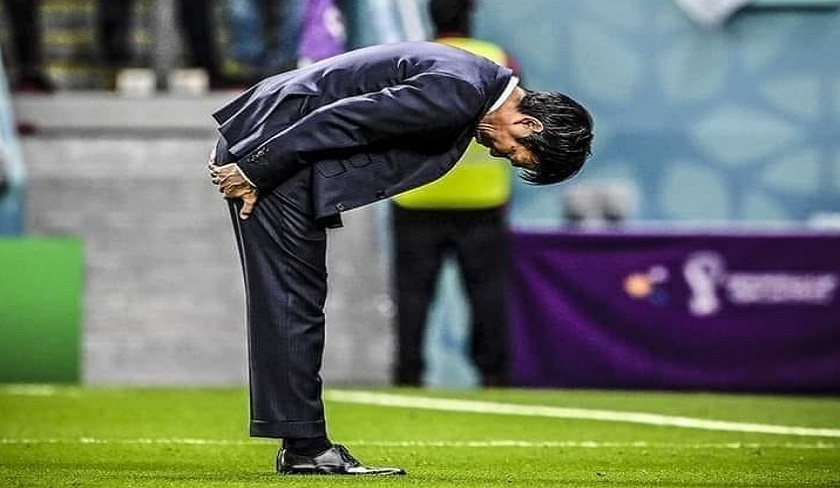 Photo du jour : Hajime Moriyasu s’incline pour remercier les supporters du Japon