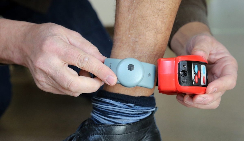 Les prisons tunisiennes expérimentent les bracelets électroniques