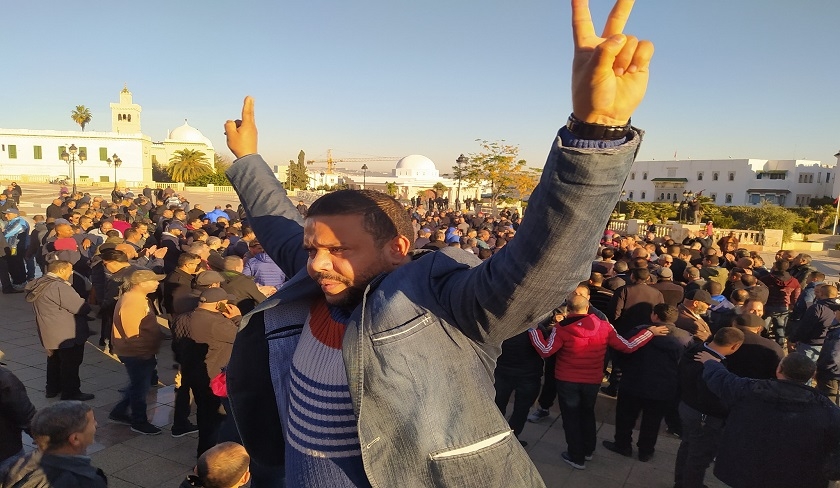 En photos – Les agents de la Transtu et les taxis protestent à La Kasbah