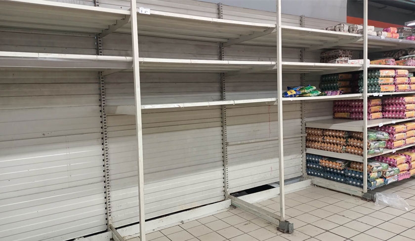 En photos : les rayons vides des magasins font craindre le pire aux citoyens 

