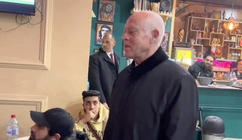 Le jeune du café de Bab Mnara devient la star des réseaux sociaux grâce à Saïed