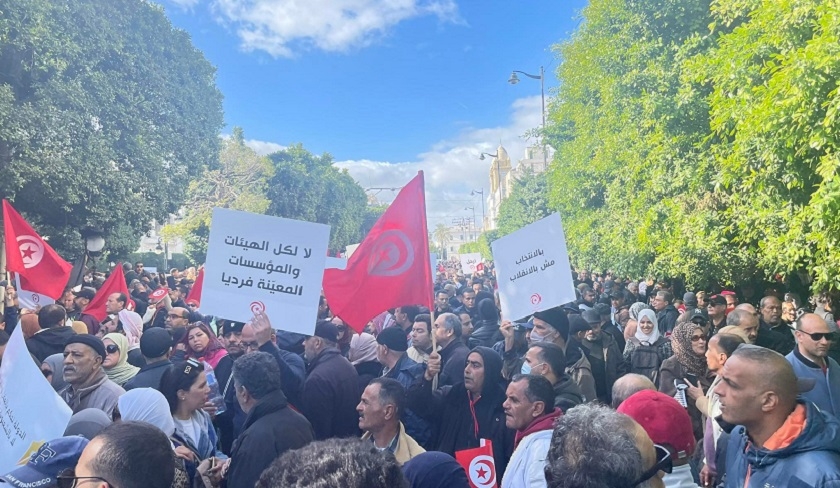 En photos - Prs de dix mille manifestants  l'avenue Habib Bourguiba 