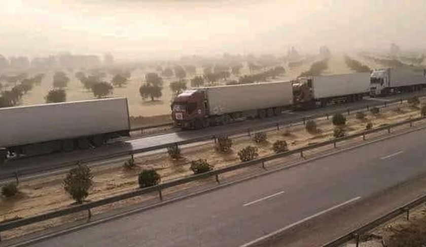 La Libye envoie 96 camions d'aide alimentaire  la Tunisie 