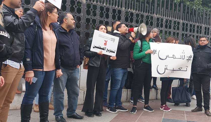 Les employés de Shems FM manifestent à la Kasbah