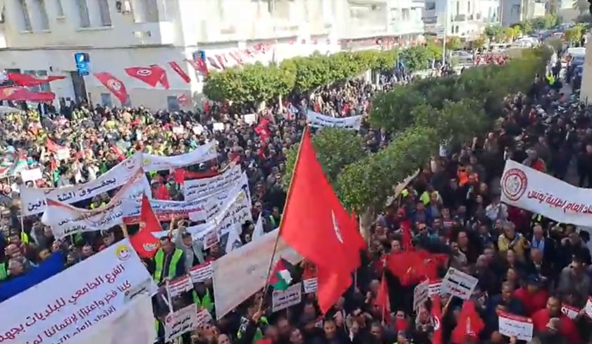 En photos et vidos : lUGTT manifeste dans plusieurs villes tunisiennes