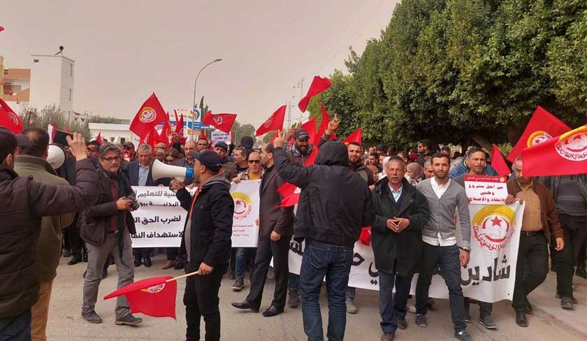 En photos : lUGTT manifeste dans plusieurs villes tunisiennes