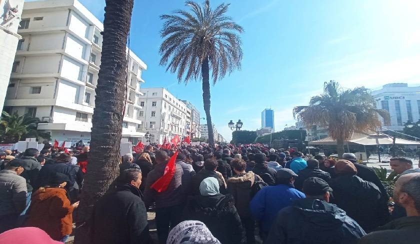 En photos et vidéos : l’UGTT manifeste à Tunis 
