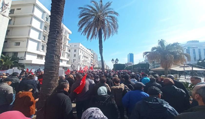 En photos et vidos : lUGTT manifeste  Tunis 
