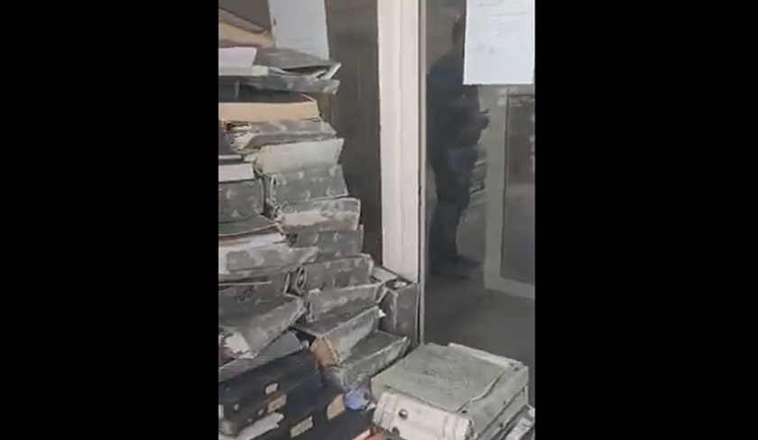 En vidéo - Les archives de la municipalité de Sfax envahissent l’entrée