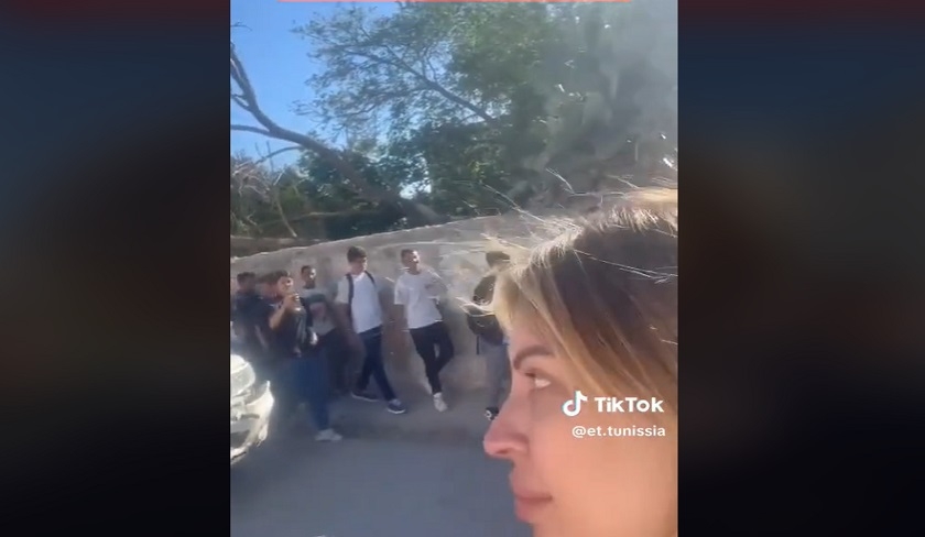 Meriem Debbagh s'offre un bain de foule d’écoliers