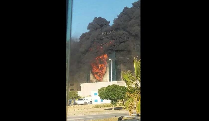 En photos - Un incendie se dclare au sige de la banque Zitouna au Kram