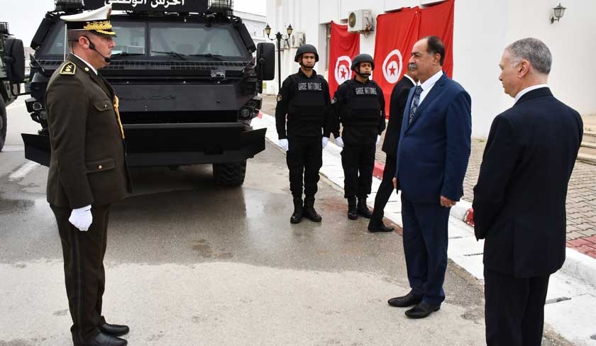 Kamel Feki en visite  la caserne de l'Aouina