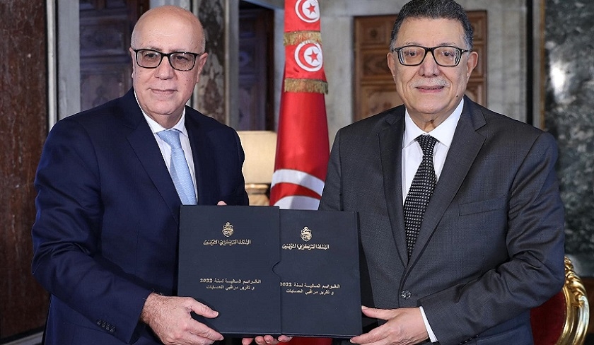 Marouane El Abassi remet à Brahim Bouderbala les états financiers de 2022