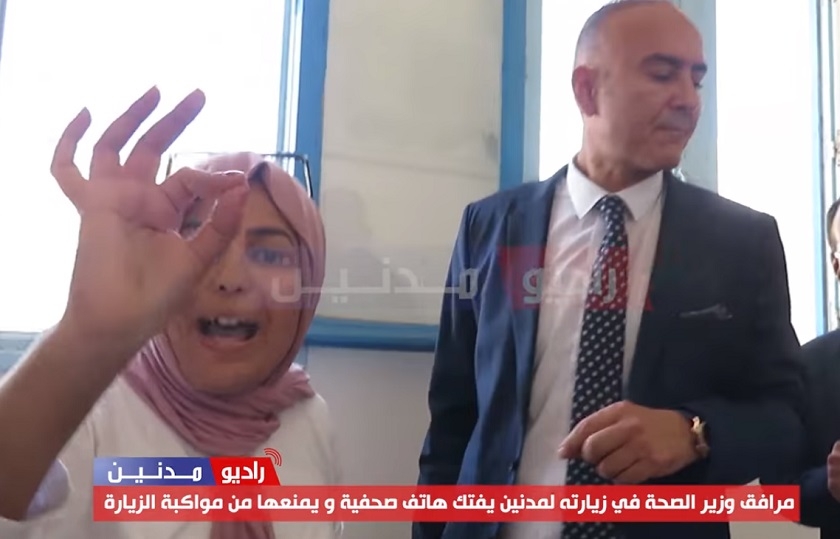 Un accompagnateur de Ali Mrabet arrache le téléphone des mains d’une journaliste à Médenine