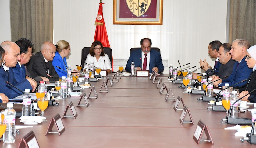 Kamel Feki supervise une réunion sur la situation environnementale à Sfax